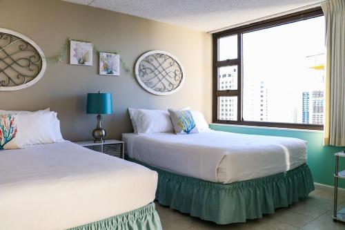 THE MAKAI SUITE at THE WAIKIKI BANYAN客房内的一张或多张床位