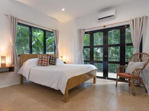 Boljoon格拉纳达海滩度假村 - 仅限成人的一间卧室配有一张床、两把椅子和窗户