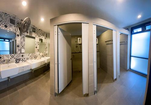 普吉镇Capzule Bed Phuket的浴室设有2个水槽和2面镜子