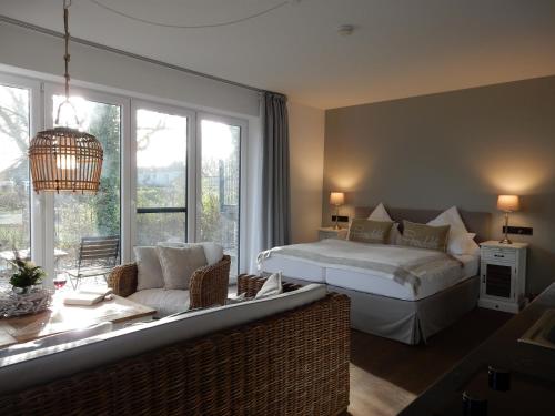 特希尔Hotel Leegerpark的一间卧室配有一张床,客厅配有沙发