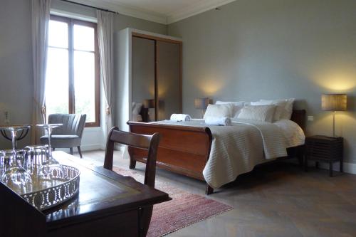 Moutiers-sur-le-Lay布赫杜赫亚酒庄住宿加早餐旅馆的一间卧室配有一张大床和一张桌子