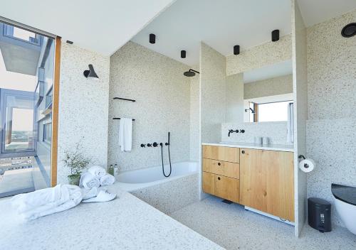 哥本哈根Charlottehaven的带浴缸和盥洗盆的浴室