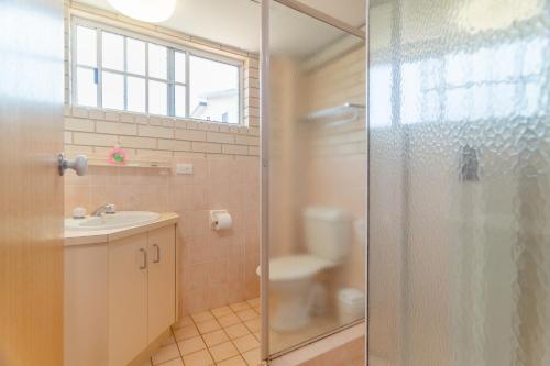 伦诺克斯角圣菲假日汽车旅馆的带淋浴、盥洗盆和卫生间的浴室