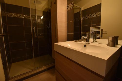 CHALET SERRE CHEVALIER AVEC VUE EXCEPTIONNELLE的一间浴室
