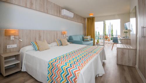 阿德耶霍维玛全景酒店的一间卧室配有一张带彩色毯子的床