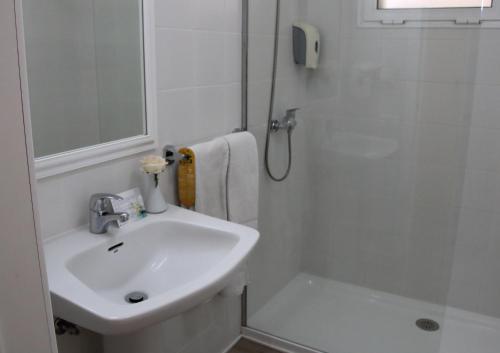 阿德耶霍维玛全景酒店的白色的浴室设有水槽和淋浴。