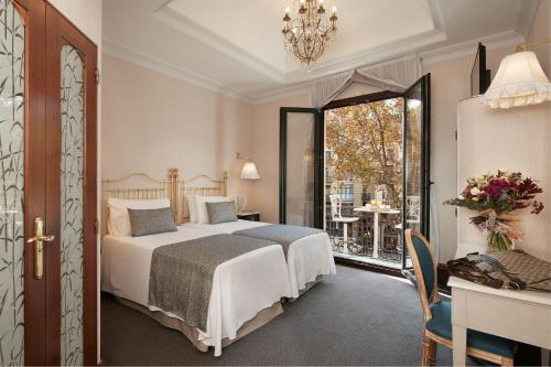 巴塞罗那巴塞罗那洲际酒店的酒店客房设有一张床和一个阳台。