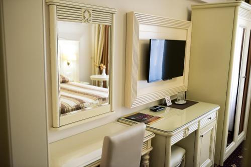 苏恰瓦Hotel Balada的一间卧室配有书桌、镜子和床
