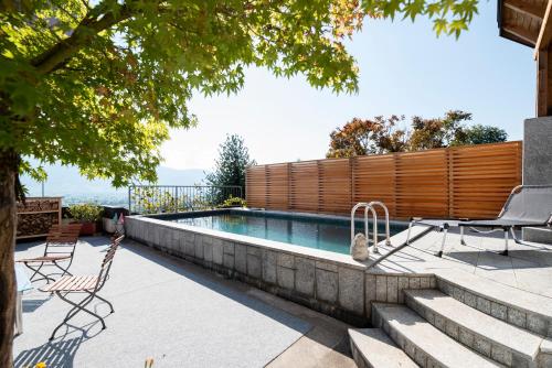 Uznach佛洛西奥舒特酒店的一个带两把椅子和围栏的游泳池
