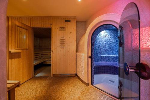 斯图加特皇冠酒店的一间设有门的房间和一间带衣柜的房间
