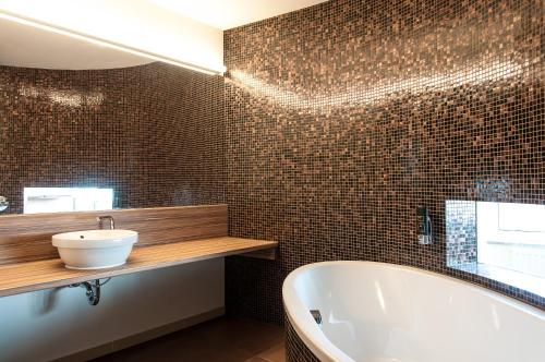 茨维考阿尔特慕泽旅馆的带浴缸和盥洗盆的浴室