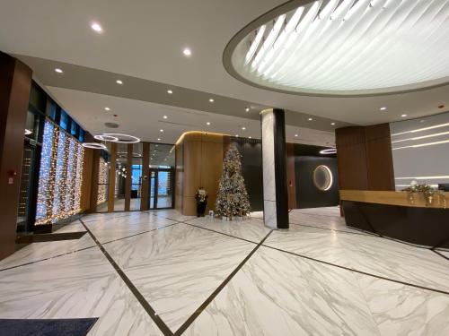 布雷斯特Бутик-отель Status的酒店大堂的圣诞树