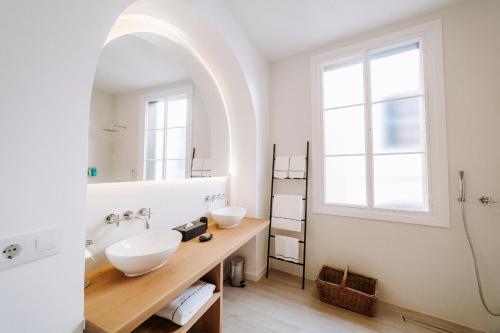 休达德亚Hotel Artemisia的一间带两个盥洗盆和大镜子的浴室