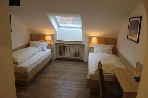 贝河畔的海尔斯伯格络温酒店的小型客房 - 带2张床和窗户