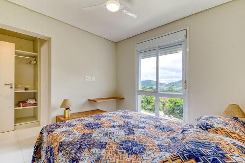 圣塞巴斯蒂安C15 - Conforto junto a natureza - Camburyzinho的一间卧室设有一张床和一个窗口