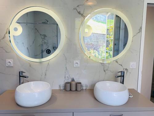 迪耶普Villa Castel Chambres d'hôtes B&B的浴室设有2个水槽和2个镜子