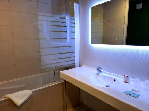 巴泽耶Auberge du port的一间带水槽、淋浴和镜子的浴室