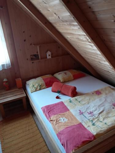 莱斯科Domki nad Sanem的中间的床