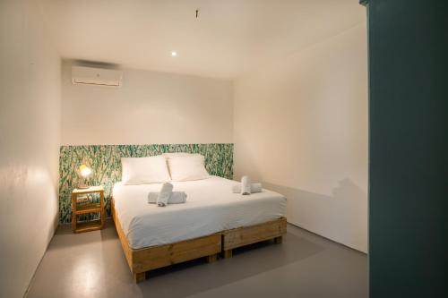 威廉斯塔德Villa Vermaire Apartments的一间卧室配有一张带两个枕头的床