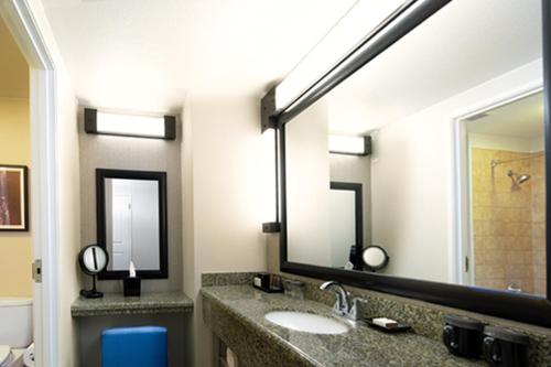 科斯戈尔德Chukchansi Gold Resort & Casino的一间带水槽和两面镜子的浴室