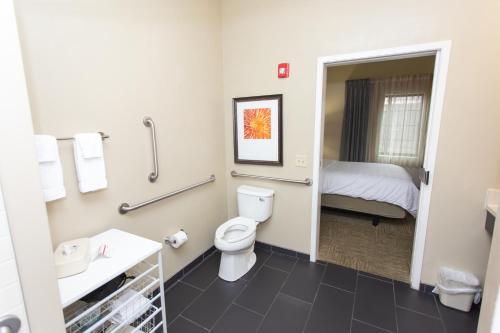 贝滕多夫达文波特驻桥套房酒店的一间带卫生间、水槽和床的浴室