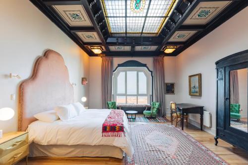 瓦尔帕莱索Casablu Hotel的一间卧室设有一张大床和天窗