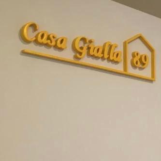 加尔巴尼亚泰米拉内塞Casa Gialla 89的墙上卡萨烤架的标志