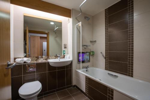 恩尼斯基林贝尔蒙酒店的浴室配有盥洗盆、卫生间和浴缸。