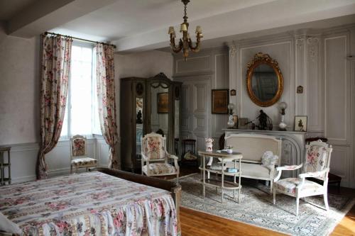 Quintin克劳斯迪王子酒店的卧室配有一张床和一张桌子及椅子