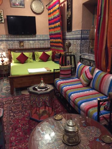 马拉喀什ALMARKAB Riad的客厅配有沙发和桌子