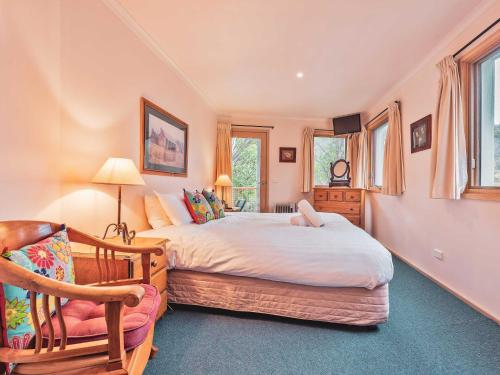 斯瑞德伯Lhotsky 2 Bedroom with fireplace and sweeping mountain view的一间卧室配有一张床和一把椅子