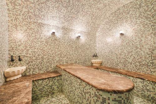 秋明列梅佐夫酒店的一间带水槽和卫生间的浴室