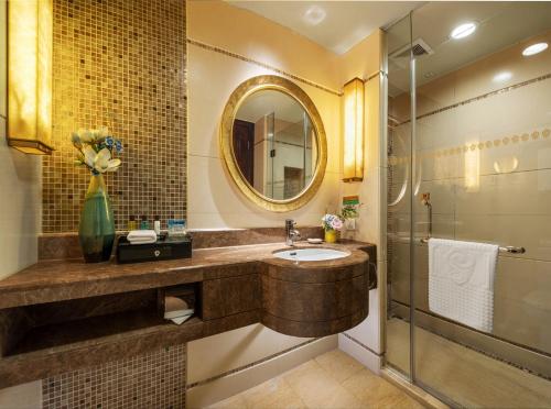 Shunde佛山顺德君莱酒店的一间带水槽、镜子和淋浴的浴室