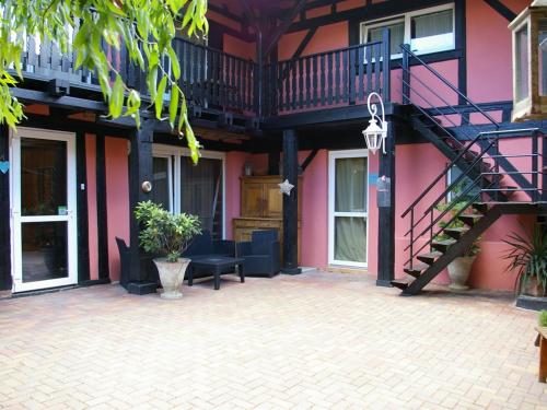 塞莱斯塔尚博勒斯迪霍特斯拉多马恩德斯勒姆帕尔斯酒店的粉红色的建筑,设有楼梯和庭院