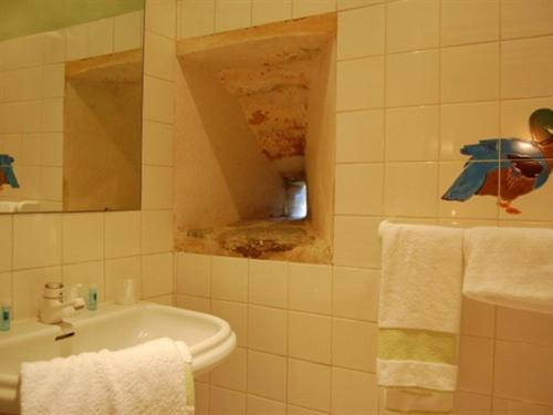 拉瓦勒马诺尔鲁斯酒店的浴室配有盥洗盆、镜子和盥洗盆