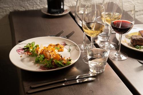 NurmaaWoikoski Feeling - WHD Gård的一张桌子,上面放着一盘食物和酒杯