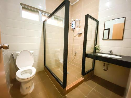 碧瑶美罗松树宾馆的浴室配有卫生间、淋浴和盥洗盆。