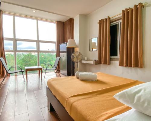 碧瑶美罗松树宾馆的酒店客房设有一张床和一个大窗户