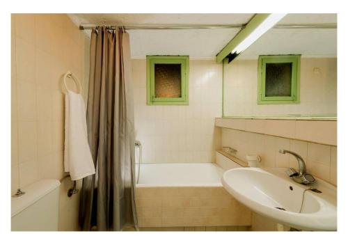伊罗达Elounda Collection Apartments的带浴缸、水槽和浴缸的浴室