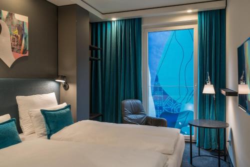 柏林柏林亚历山大一号汽车旅馆的酒店客房设有床和窗户。