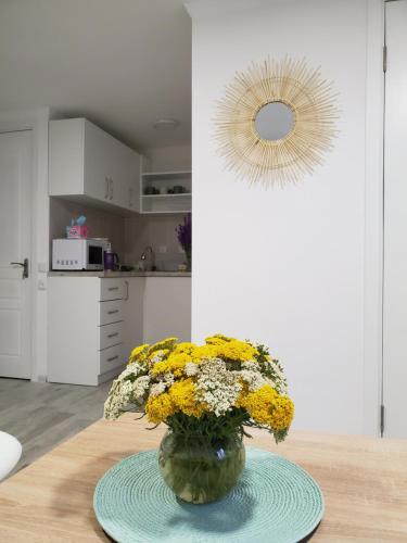久姆里Central Guesthouse Gyumri的厨房里一个黄色花瓶