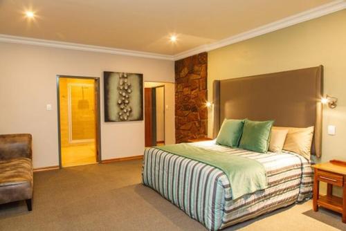 MatibidiBlyde Canyon, A Forever Resort的一间卧室配有一张大床和一把椅子