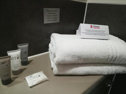 布莱顿霍夫不列颠思达戴酒店的浴室的台面上堆着毛巾