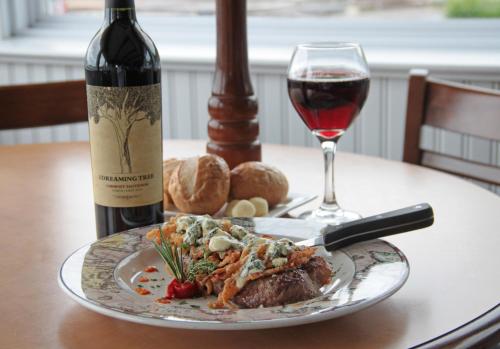 库珀斯敦湖滨汽车旅馆的桌上的一小盘食物和一杯葡萄酒