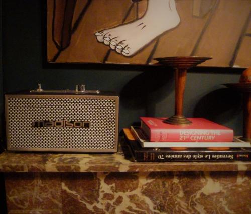 梅斯La Galerie-gîte的一张桌子,上面放有收音机和书籍