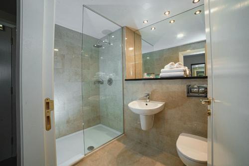 韦斯特波特怀亚特酒店的带淋浴、卫生间和盥洗盆的浴室