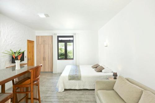 MokaStudio with city view furnished terrace and wifi at Moka的白色的客房配有床和沙发