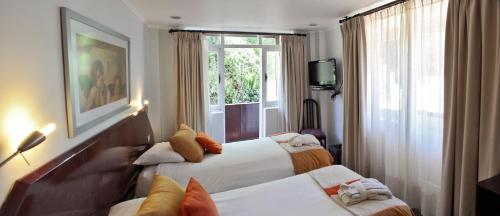 San Esteban科拉松温泉酒店的酒店客房设有两张床和窗户。