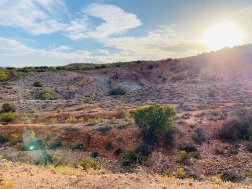 奥茨胡恩Die Kliphuisie的享有沙漠美景,在山丘上晒太阳