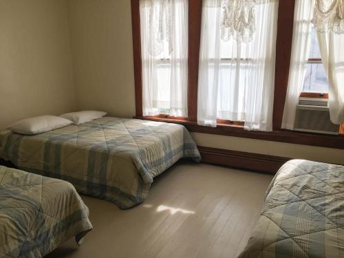 普廷贝Aunt Jane's Two的一间卧室设有两张床和两个窗户。